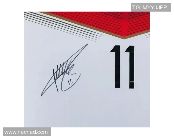 足球明星亲笔签名赠予小球迷温暖瞬间传递梦想与激情